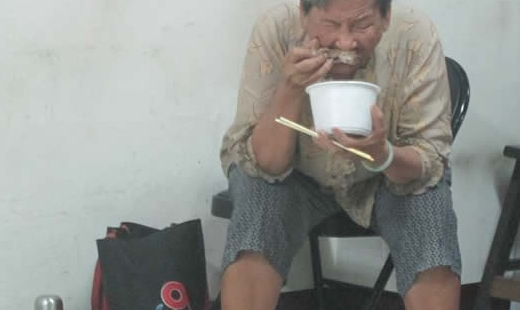 阿貴很貼心的每餐都替她在地上鋪一張舊報紙