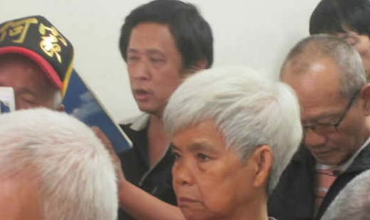 她是銀針阿姨。  遊走在附近幾間慈善單位用餐，沒有固定，在各寺廟以及公園賣口香糖維生