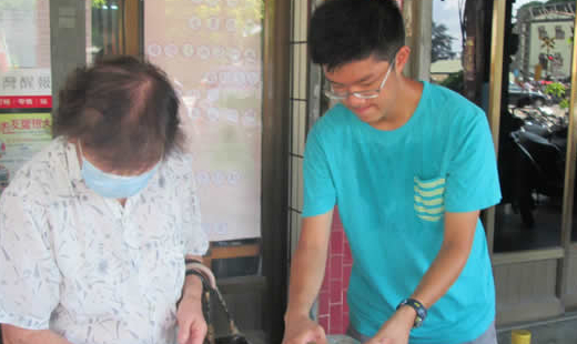 阿姨是第一次來到台南恩友中心領取愛心關懷物資。