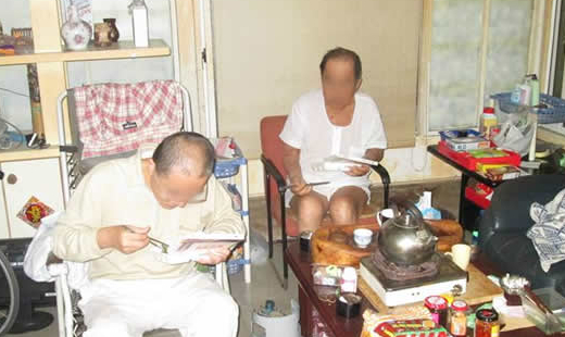 他們父子是恩友中心在七股地區的關懷戶。