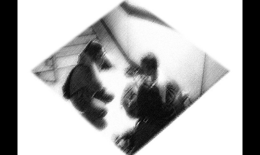 一個下榻在東豐地下道的街友「一哥」(化名)，總是背著大背包來聽講。