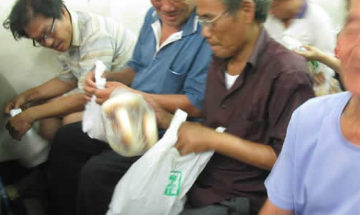 他在台南恩友當起了同工，每天很認真的切菜洗菜，掃地拖地，總是默默做著