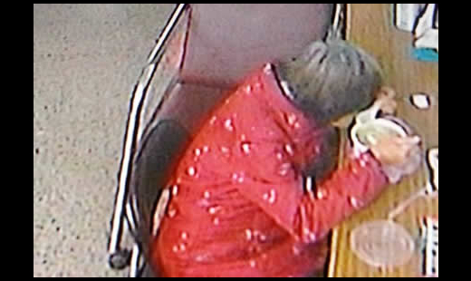 下著雨的晚上 一個婦人騎著機車來到教會門口