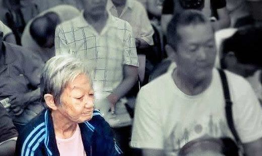 總是默默坐在位子上，默默吃飯，默默看著眼前人物景物的流動。