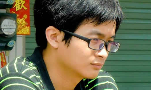 他來的時候，全身髒汙，牽著破舊的單車，臉上沒有任何表情，眼睛總是看著遠方