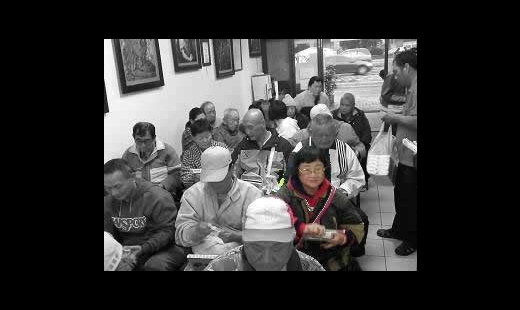 大家都叫她阿昭。  住在市區角落的小房子裡。獨居。