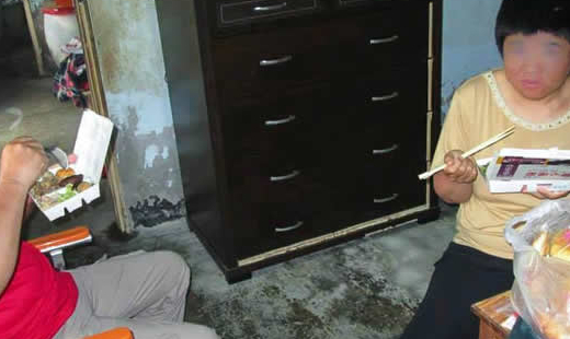 他說他們本是鄰居，她的母親去世之前把女兒託付給他，他不假思索地就答應了。娶了她