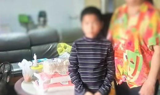 阿嬤已過六十歲了，但是或許因為長髮，或許因為髮絲還未白如雪，我們一直看不出她的年紀