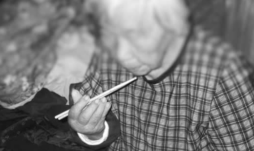 一個子宮癌末期的老母親，帶著重度智障的兩個兒子住在不大的矮屋裡。