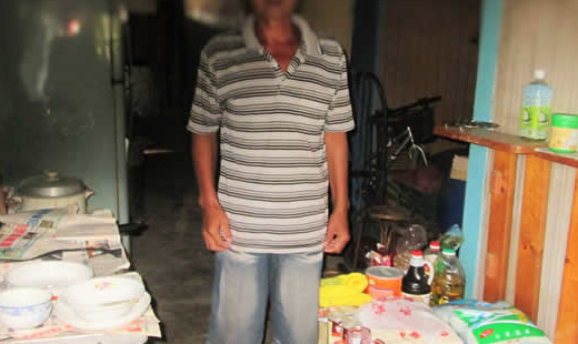 國寶父母去世之後，一直留在小屋，每天去建築工地做板模工。