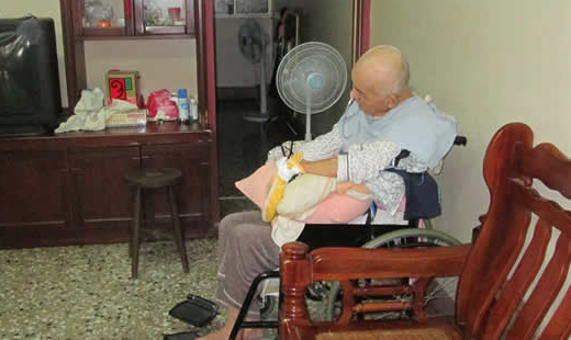 她告訴我們她跟先生差二十來歲，很多人都以為他們是父女。