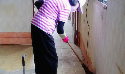 她去幫我們打掃新的台南恩友中心。大家都叫她秋妹阿姨。