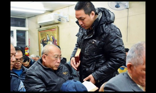 今年31歲的阿成，因父母都有智能障礙，所以出生後，他也無法脫離輕度智障的命運