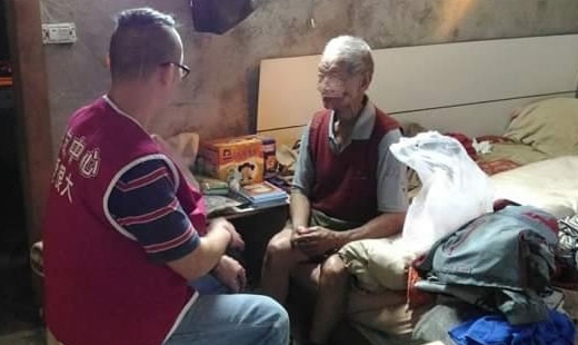 李伯伯，八十歲，獨居，借住朋友的房子，曾因口腔癌開刀，左臉頰留下一個窩洞，牙床也削掉，只能吃喝軟爛的食物…