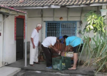 來到這，我不覺是來送愛心物資的，反而覺得是來聽阿伯說話，聽他的海洋，聽他的虱目魚，聽他的人生。
