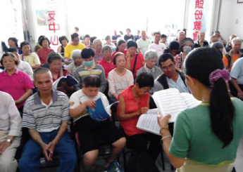 小茱是一位五十多歲未婚婦人，平時是以婚喪喜慶國樂表演維生，但收入很不穩定