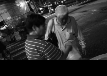 每天牽著手來台南恩友用餐的老夫老妻。阿公96歲，阿嬤81歲。阿公有點失智，有些重聽。阿嬤呵護著阿公，不時要牽牽他的手，替他拭去嘴角的飯粒，幫他裝熱湯。