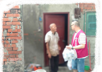 呂弟兄常常獨自走在第三市場，衣衫襤褸，直到有位教會姊妹發現，告訴呂弟兄可以到恩友中心尋求幫助…  呂弟兄騎著腳踏車找到恩友中心，看到臉上掛滿笑容的他，不太說話，我們和他分享一些日用食物，他就開開心心騎車回家！