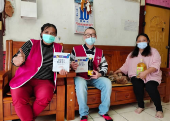 阿揚姊妹住在信義偏鄉地利山村，家境不優裕的她拉拔大三個孩子，現在為了分擔孩子養家的辛勞，也幫忙帶孫子，讓孩子無後顧之憂…