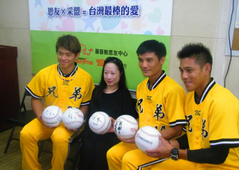 由基督教恩友中心舉辦的「愛好棒慈善棒球賽」，18日邀請「口足畫家」楊恩典和中信兄弟球星代言。（photo by 陳正健/台灣醒報）