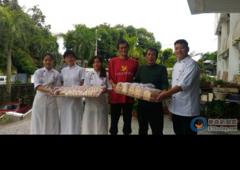 ▲亞洲餐旅學校師生，將他們的實習作品長期贈送給基督教恩友之家所照顧的街友們，做愛心又環保。（圖／亞餐提供）