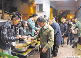 陪街友過聖誕 謝智謀臉書連結寒冬送暖（基督教論壇報-2013年12月27日）