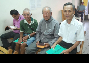 63歲的王宗賢（右邊）