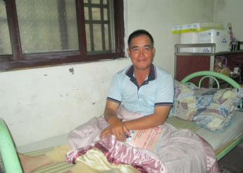 馬先生在工地不幸受傷，醫生宣告終生必須倚靠輪椅，馬太太在這樣的打擊下，仍堅強的一肩挑起全家生計