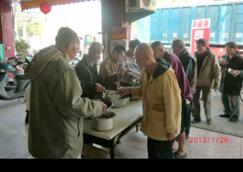 獨居老人，是阿毛伯現在的代名詞，住在幾坪不到的租屋裡的他，每天都要走老遠的路到我們恩友中心用餐。