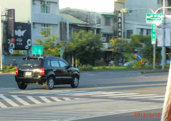 這是位於東豐路34號台南恩友中心的大馬路。  車水馬龍的平坦四線道，曾經帶來多少街友？