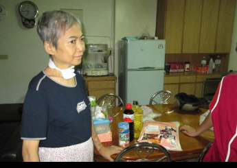她是唐阿姨，剛動過氣切手術且又要洗腎的獨居婦人。