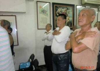 大家都叫他大支（圖右二）。因為他長的實在是很大一支，已來到恩友中心用餐近半年。