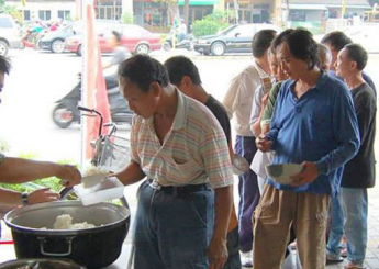 台北仔（中間藍衣）中間這位穿藍衣服的年輕人，大家都叫他台北仔。