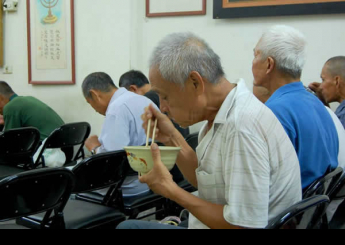 他是阿成，將近70歲的老阿伯，身體還十分硬朗，老是跟我們展示他的肌肉，告訴我們他以前當兵是蛙人部隊的班長。