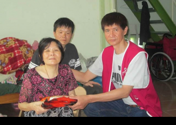 新竹市區的母子在市區某個簡陋的鐵皮屋裡