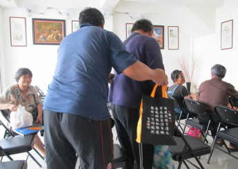 兄弟倆，哥哥牽著眼睛看不見的弟弟，只能慢慢的走