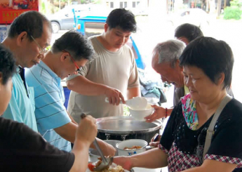 她是阿麗姊，一位堅強的台灣妻子和母親。