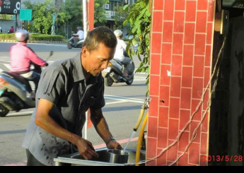 記得我剛來台南的時候初次遇見他，只見他緊張兮兮的跟我說：「剛剛有人要找我單挑！」