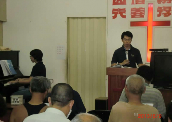 你最後跟我握手道別時，我一直告訴自己：「要撐住，已經是40幾歲的中年男人了.....」