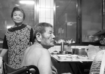 從悶熱的大廚房穿越，我們進到了原本是儲存室的大房間裡面，見到了林爺爺一家八口人。