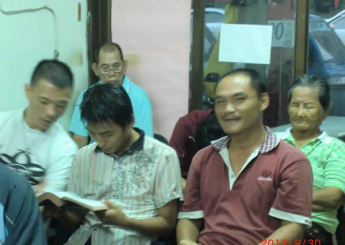 兩位年輕的街友，在右邊這位老大哥的引領下，來到台南恩友中心用餐。