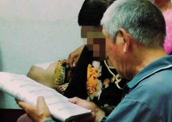 傍晚，看見老夫婦共用一本詩歌本，一同唱和著，