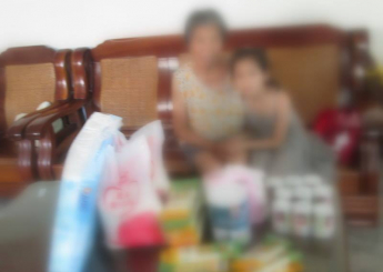 佳里恩友中心後方的人家，阿嬤與小孫女相依為命的生活著。
