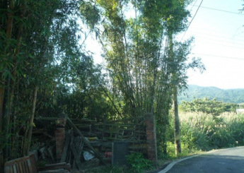 原來在這不屬於自己的土地上所蓋的"土角厝"，裡面的男主人從小就罹患小兒麻痺