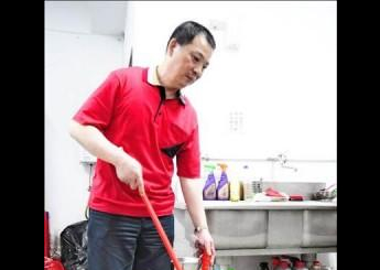 張永富過去也曾是營業額數百萬的成衣批發商，因染毒、違反槍砲彈藥管制條例被判無期徒刑