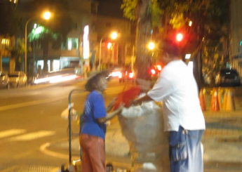 一直惦記著留一盒給每日經過高雄三民恩友中心的拾荒阿嬤。