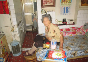 阿姨的身體不是很好，去探訪她的時候，她幾乎無法久坐。