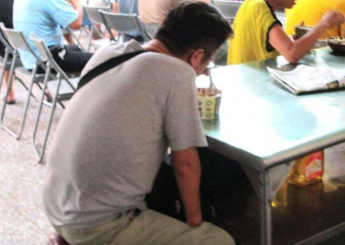 原來阿成20歲就受洗了，年輕時，在補習班教日語，也在固定的傳統教會擔任日語翻譯。