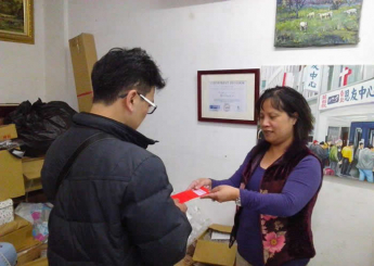 爸爸帶著９歲的女兒到外面散步。女兒很乖巧，一路上不吵也不閙。