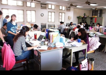 我的家庭環境 過去其實很不錯，只是沒有信仰，受了迷惑，家道中落，我連教職都丟了，差點連貞操都沒了。